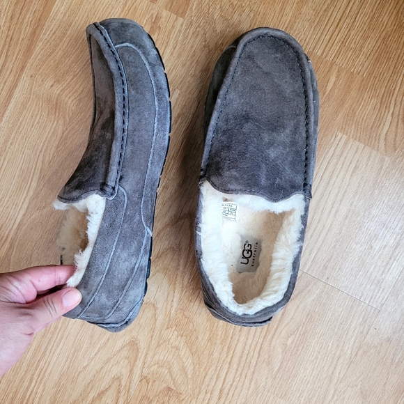 UGG | Men's Slippers - Picture 3 of 9